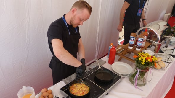 Fayre Do's chef Nik cooking an omelette at London Marathon